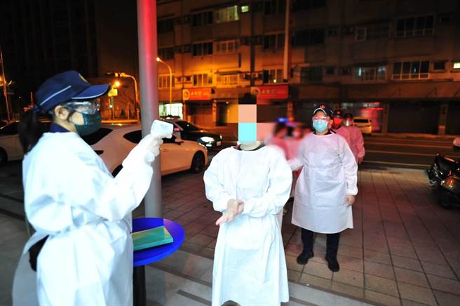 台南市警五分局逮捕10名越南女子从事性交易。（警方提供／曹婷婷台南传真）