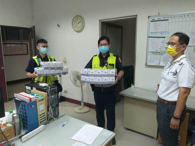 彰化縣新冠肺炎疫情嚴峻，確診人數突破160人，辛苦的警、醫護守在第一線守護人民，1日晚間彰化縣田中警分局闖入一名男子，送來6大箱總計1萬2千片口罩。(田中分局提供／吳建輝彰化傳真)