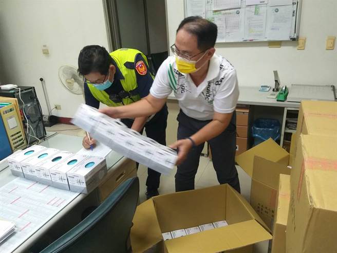 田中分局長鄭頴聰說，隨著新冠肺炎疫情持續升溫，警方站在第一線強力執法取締及宣導，讓相關防疫物資需求不斷增加，感謝在地企業捐贈口罩，未來將發配給第一線外勤單位的同仁使用站在前線防疫的員警使用。(田中分局提供／吳建輝彰化傳真)