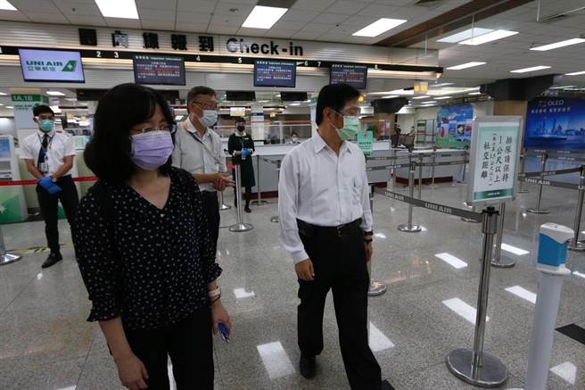 交通部常务次长祁文中今视察松山机场的筛检站。（民航局提供／陈佑诚传真）