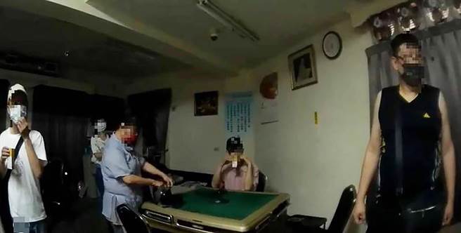 台中市警察局雾峰分局，上月查获麻将馆违规营业，内有7人群聚，明显有营业及群聚现象，被卫生局依违反《传染病防治法》，每人罚6万，共42万元罚锾。（雾峰分局提供／黄国峰台中传真）