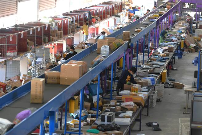 央视2日报导，中国国家邮政局实时监测数据显示，截至6月1日，今年中国快递业务量已突破400亿件，接近2017年全年水平。（中新社）