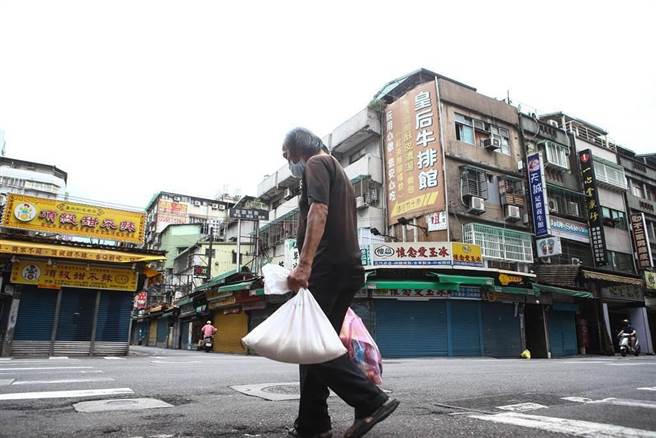原本热闹的艋舺街头，只剩下外出採买的民眾。（邓博仁摄）