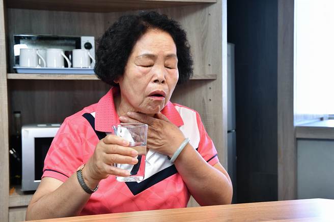 根據統計，21.8%吞嚥困難患者每週至少會發生3次進食嗆咳，等同於台灣有8萬名65歲以上長者陷肺炎危機。(示意圖/台灣咀嚼吞嚥障礙醫學學會提供 非新聞當事人)