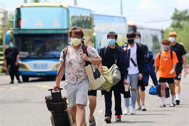 校方2日配合台北市政府机动快筛队，针对大伦馆住宿生快筛，但因人数眾多，一部分学生集中搭乘游览车到万华剥皮寮筛检站进行採检。（张铠乙摄）
