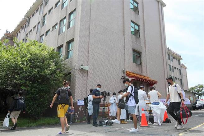 校方2日配合台北市政府机动快筛队，针对大伦馆住宿生快筛，筛检完毕的学生依序回到宿舍。（张铠乙摄）
