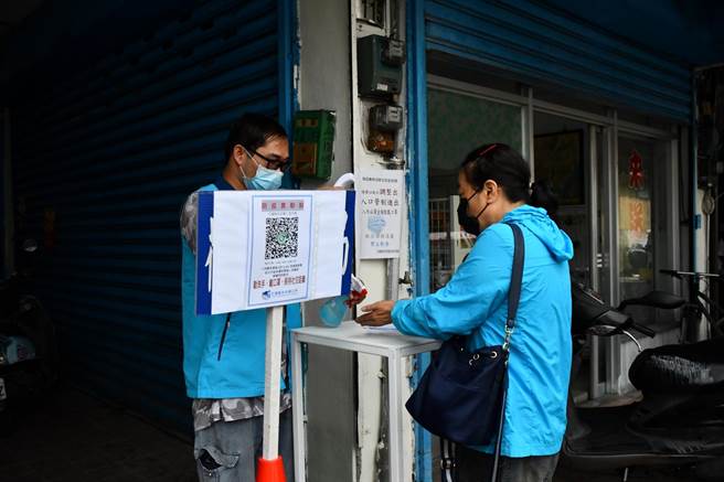 吉安乡公所定期清消公有市场外，另外也派员协助长者操作手机进行实联制登记。（吉安乡公所提供／罗亦晽花莲传真）