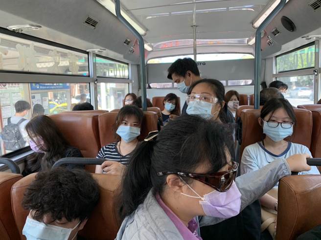 北市自升至三级警戒管制期后，公车运量减少近8成，平日班次减少3成、假日减5成，却惹得民眾抱怨要苦等半小时至1小时，且上车更拥挤，增加染疫风险。（北市议员陈怡君提供／张颖齐台北传真）