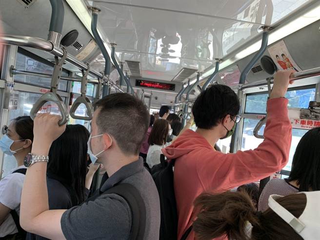 北市自升至三级警戒管制期后，公车运量减少近8成，平日班次减少3成、假日减5成，却惹得民眾抱怨要苦等半小时至1小时，且上车更拥挤，增加染疫风险。（北市议员陈怡君提供／张颖齐台北传真）