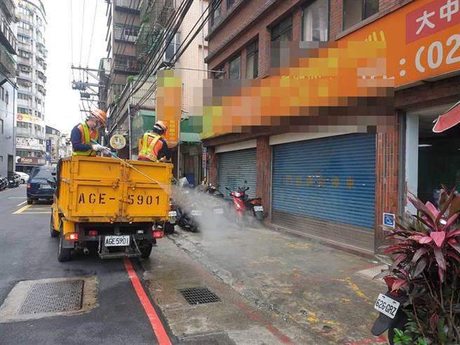 土城區某長照機構爆發群聚感染，25人快篩陽性，清潔隊一早前往全面消毒。（蔡雯如攝）
