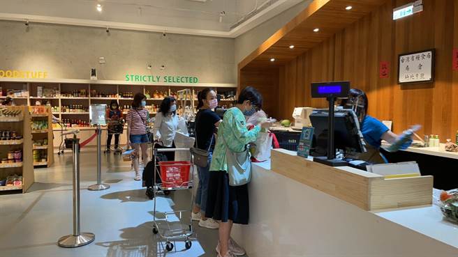 竹北市农会直营的新农民市场，成为不少竹北人採买的好去处。（庄旻静摄）