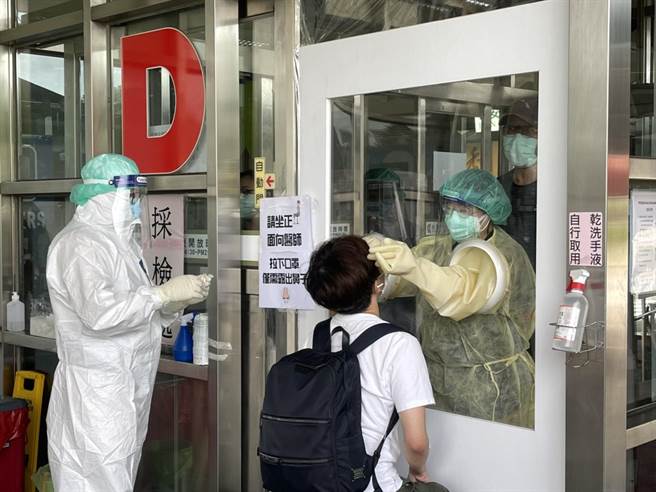 金门机场今早照常快筛，却传出部立金门医院医护人员不支援作业。（县府观光处提供）