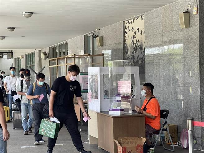 金门机场今早照常快筛，却传出部立金门医院医护人员不支援作业。（县府观光处提供）