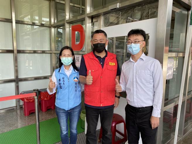 中央撤销金门县府在机场的强制快筛公告，县长杨镇浯今天上午赴现场替工作人员加油打气，强调仍会「照筛照罚」。（县府观光处提供）