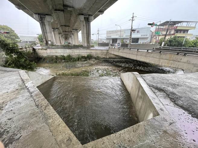 梅雨锋面过境，台中市丰原区国丰路3段雨水下水道发挥功效。（台中市水利局提供／王文吉台中传真）