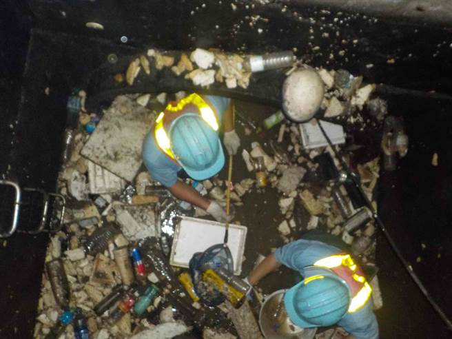 雨水下水道清理前。（台中市水利局提供／王文吉台中传真）