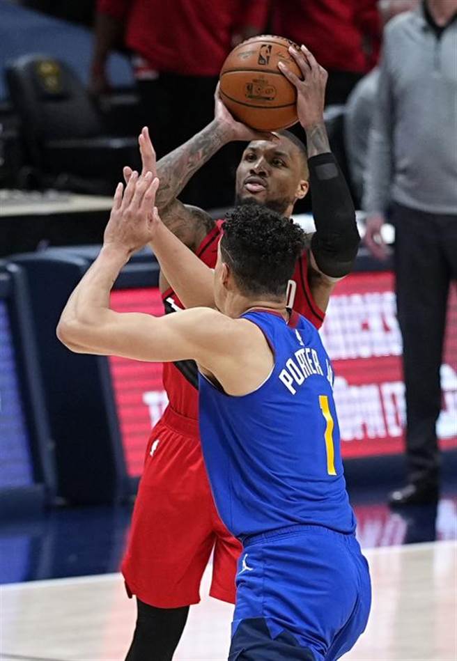 利拉德雖然在正規賽與第一次延長賽都投進關鍵三分球挽救了拓荒者，可惜最終還是在第二次延長賽不敵金塊，系列賽2比3落後。(美聯社)