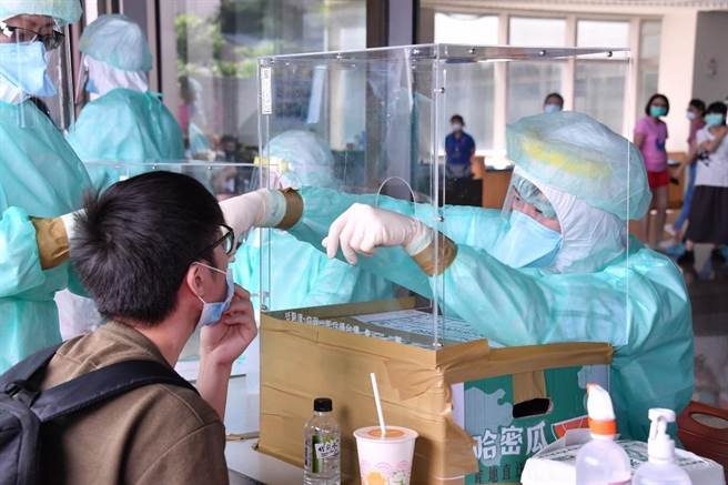 文化大学传出大伦馆宿舍4名住宿学生确诊新冠肺炎，校方今日目标完成馆内345名同学快筛。(文大提供／李侑珊台北传真)