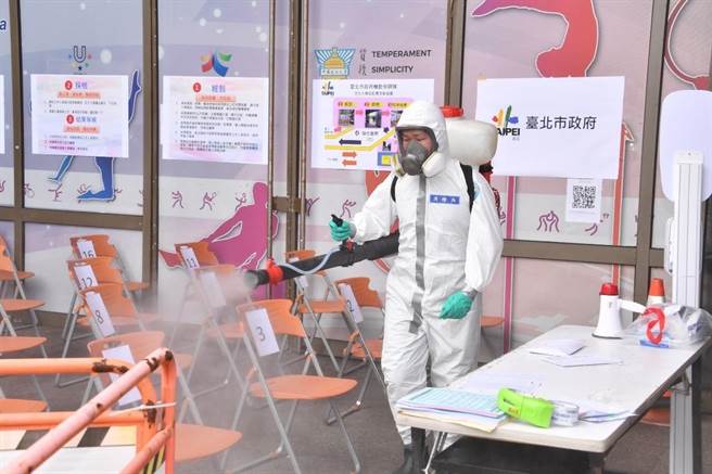 文化大学传出大伦馆宿舍4名住宿学生确诊新冠肺炎，校方今日再度展开大消毒。(文大提供／李侑珊台北传真)