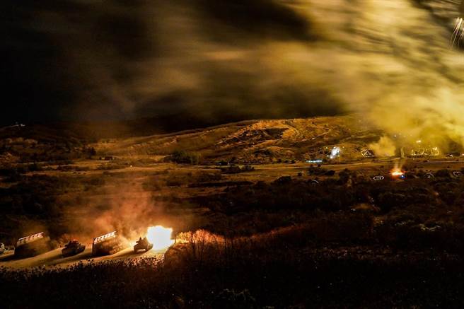 海军脸书公布海军陆战队陆战66旅及99旅官兵，日前执行三军联合作战训练测考110-1、2号操演夜间射击科目，并以夜战模式执行「标枪飞弹」的「攻顶模式」攻击，精准摧毁目标，展现官兵精实战力及优异训练成果。（撷取自中华民国海军脸书）