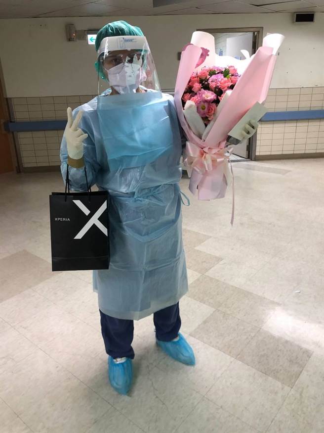 花莲慈济医院护理人员获知昨天是入院多天的患者生日后，大家一起录制生日快乐歌，同一束鲜花及礼物赠送给他。（慈济医院提供／罗亦晽花莲传真）