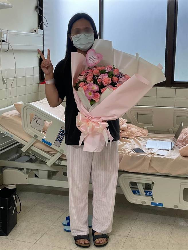 确诊患者收到礼物后及照护团队的祝福，很感动也很开心。（慈济医院提供／罗亦晽花莲传真）