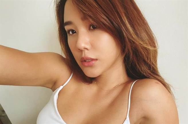 時尚辣模Angelina（陳怡安）經常在社群上分享，居家運動日常。（圖/陳怡安IG@an9lina)

