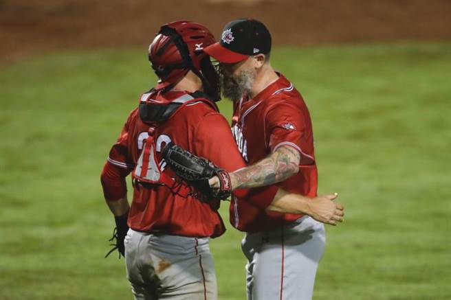 加拿大后援投手阿克斯福德（John Axford）（右）飙出再见三振。（路透）