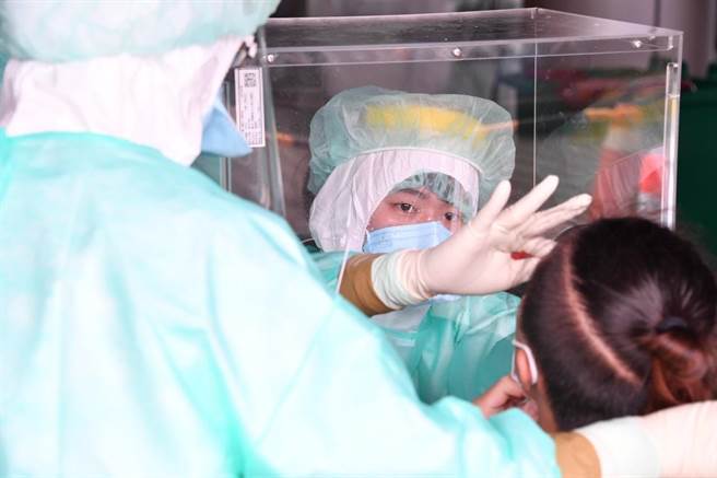 截至中午，已有160位學生完成快篩，其中3人快篩為陽性，目前由市府單位直接隔離等待PCR篩檢。(北市府提供／游念育台北傳真）