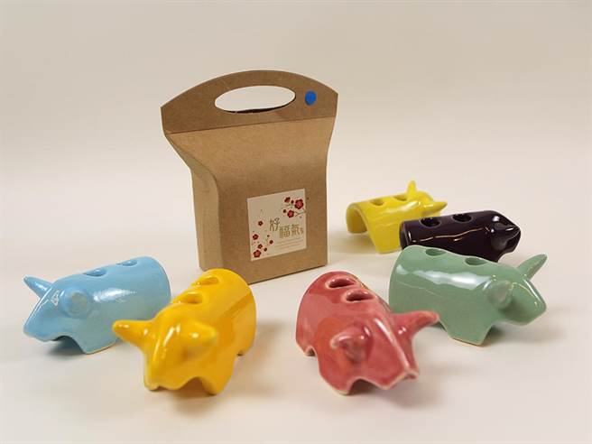 参加陶博馆线上推出「偶然人间—疗癒小物影像募集计画」活动的民眾，有机会获得「陶博馆建筑杯」或「莺歌Bowl」或「小牛笔插」。（陶博馆提供）