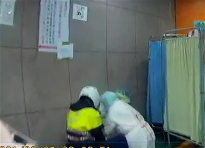砸联医仁爱院区确诊男没上铐落跑，警未穿防护装备一採阴性。(戴志扬翻摄)