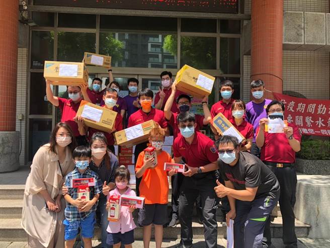 蘆竹義消張昆雄特地採買物資感謝蘆竹消防分隊。（消防提供／賴佑維桃園傳真）