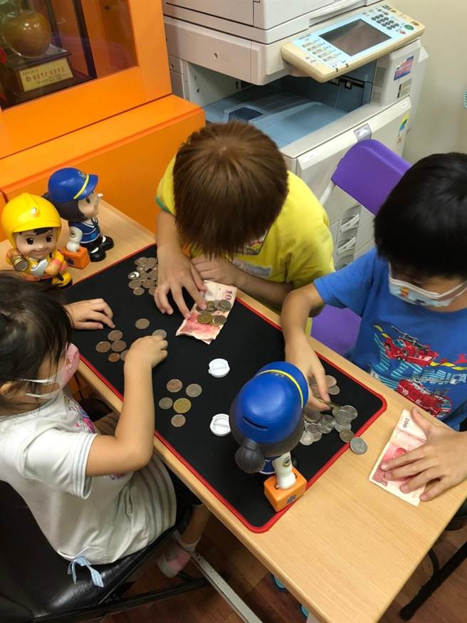 桃園市蘆竹義消分隊幹事張昆雄採買民生物資捐贈給消防員，他3個小孩立刻跟進