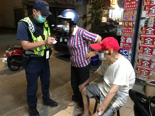 桃園市八德區廣福路1名9旬老翁走失，所幸警方透過小電腦找到他家。（警方提供／賴佑維桃園傳真）