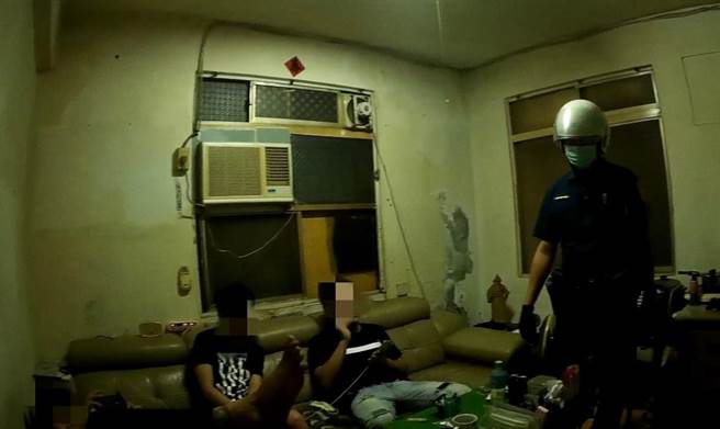 警方查到有5人未戴口罩群聚一室，还发现桌上放置毒品吸食器及残渣，疑似群聚吸毒，当场将5人逮捕送办。(翻摄画面／洪浩轩高雄传真)