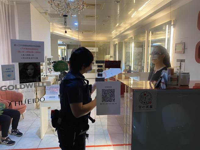 响应政府防疫警劝导美容美髮业暂停营业。(吕筱蝉摄)
