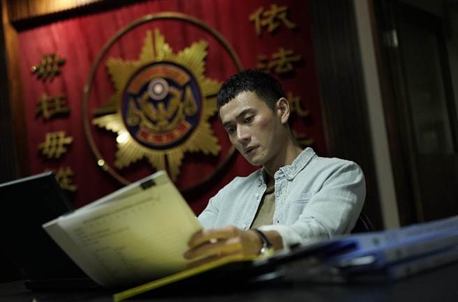 刘冠廷在新作饰演菜鸟警察。（CATCHPLAY提供）