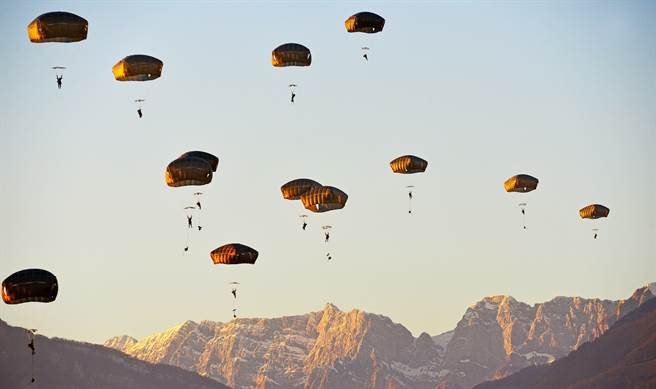 美国陆军第173空降旅进行演训的画面。（美国陆军）