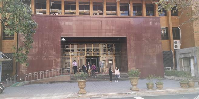 丁姓妇人因毒品案被通缉逃匿8年，违规过马路被拦查，竟袭警拒检，遭台北地院依妨害公务罪判拘40日。（本报资料照片）