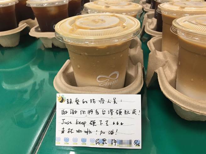 民眾送「愛」的咖啡，希望員警們拿到咖啡時，感受民眾暖暖的善意，一起度過疫情難關。（台中市警第二分局提供／張妍溱台中傳真）