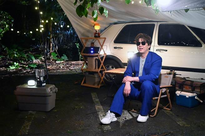 萧煌奇最新MV〈倔强的孤单〉唱出动人心碎情歌。（环球音乐提供）