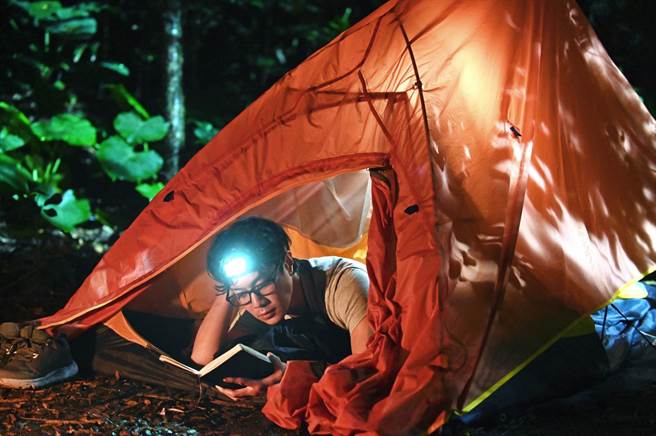 薛仕凌演出〈倔强的孤单〉MV，担任翻山越岭的男主角。（环球音乐提供）