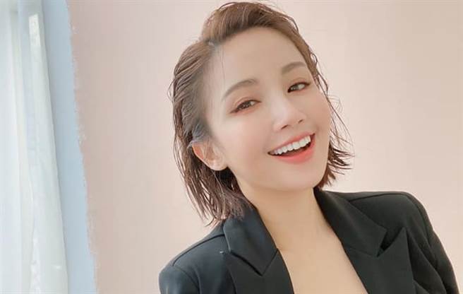 锺欣怡边开直播边煮饭，因穿着清凉成为话题。（图／FB@锺欣怡）