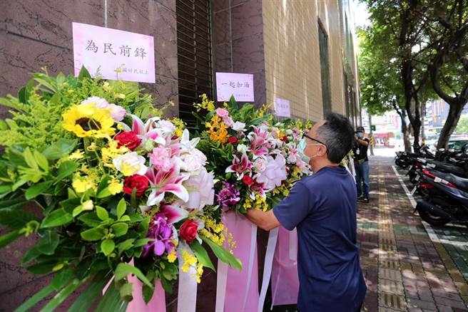 打气加油的花篮摆在疾管署外，但警方一视同仁不给摆放，业者只好拍照存证后随即回收。（黄世麒摄）