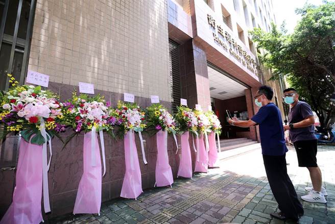 有花店业者受托送来9对花篮，要为卫福部长陈时中及防疫团队加油打气。（黄世麒摄）