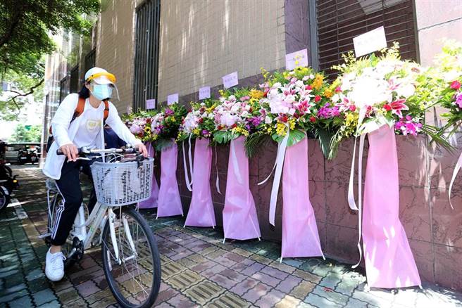 打气加油的花篮摆在疾管署外，但警方一视同仁不给摆放，业者只好拍照存证后随即回收。（黄世麒摄）