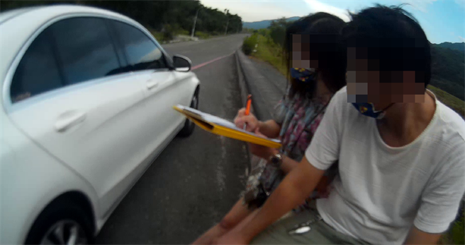 三级警戒，花莲多个山区列管制禁区，来自新北市的男女游客，二人驾驶自小客车闯入铜门翡翠谷戏水被查获。（吉安分局提供／王志伟花莲传真）