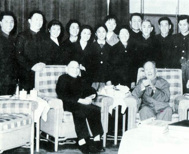 1975年，毛泽东、邓小平接见外宾后与工作人员合影。(中时报系檔案照片)