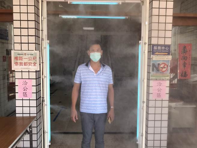 台中市丰原分局打造「紫外灯喷雾杀菌门」，透过紫外灯照射3至5秒与次氯酸水喷雾，将病毒阻绝于门外。（丰原分局提供／王文吉台中传真）