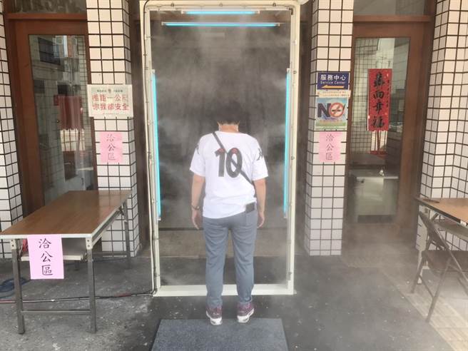 台中市丰原分局打造「紫外灯喷雾杀菌门」，透过紫外灯照射3至5秒与次氯酸水喷雾，将病毒阻绝于门外。（丰原分局提供／王文吉台中传真）